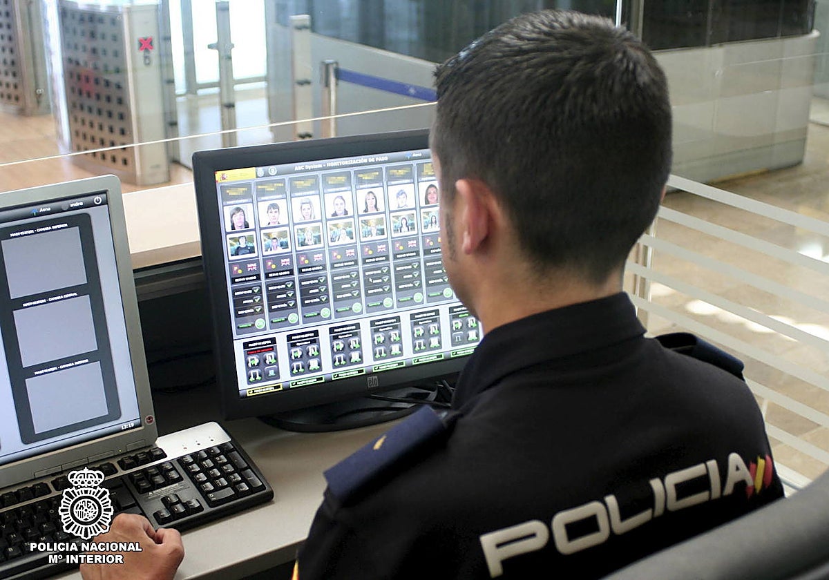 Imagen de archivo de un policía analizando huellas dactilares