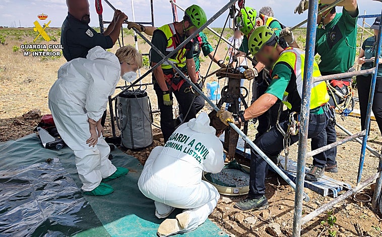 Imagen principal - Fotografías de las labores que la Guardia Civil está desarrollando en la finca donde ha encontrado huesos