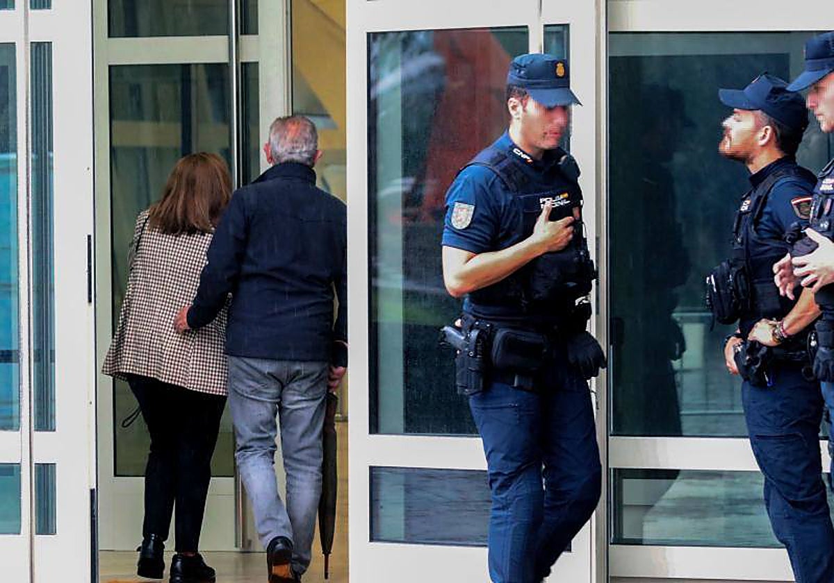 Familiares de víctimas del Alvia, entrando este miércoles a la sala de juicio, en la Cidade da Cultura de Santiago