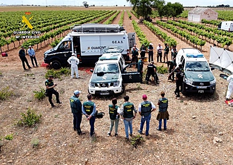 Imagen secundaria 1 - Para recuperar restos óseos de Jesús María en esta finca se está trabajando con rigor y precisión