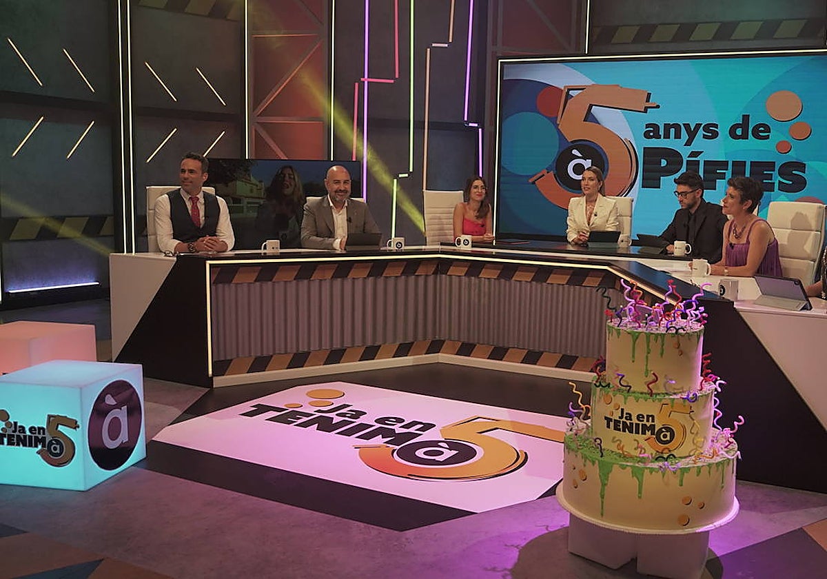 Imagen del plató de À Punt con la tarta de cumpleaños conmemorativa