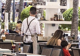 «No nos dejan entrar a beber agua»: el revés de una hostelera a unos clientes por publicar «reseñas sin sentido»