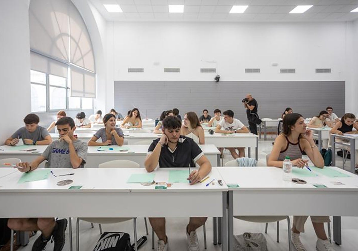 Imagen de alumnos durante un examen de Selectividad de 2022