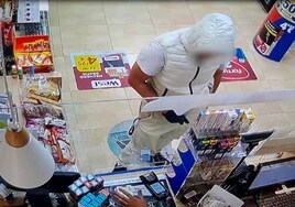 El vídeo de una cámara de seguridad permite detener en Valencia a un hombre que agredió a una anciana para robarle el bolso