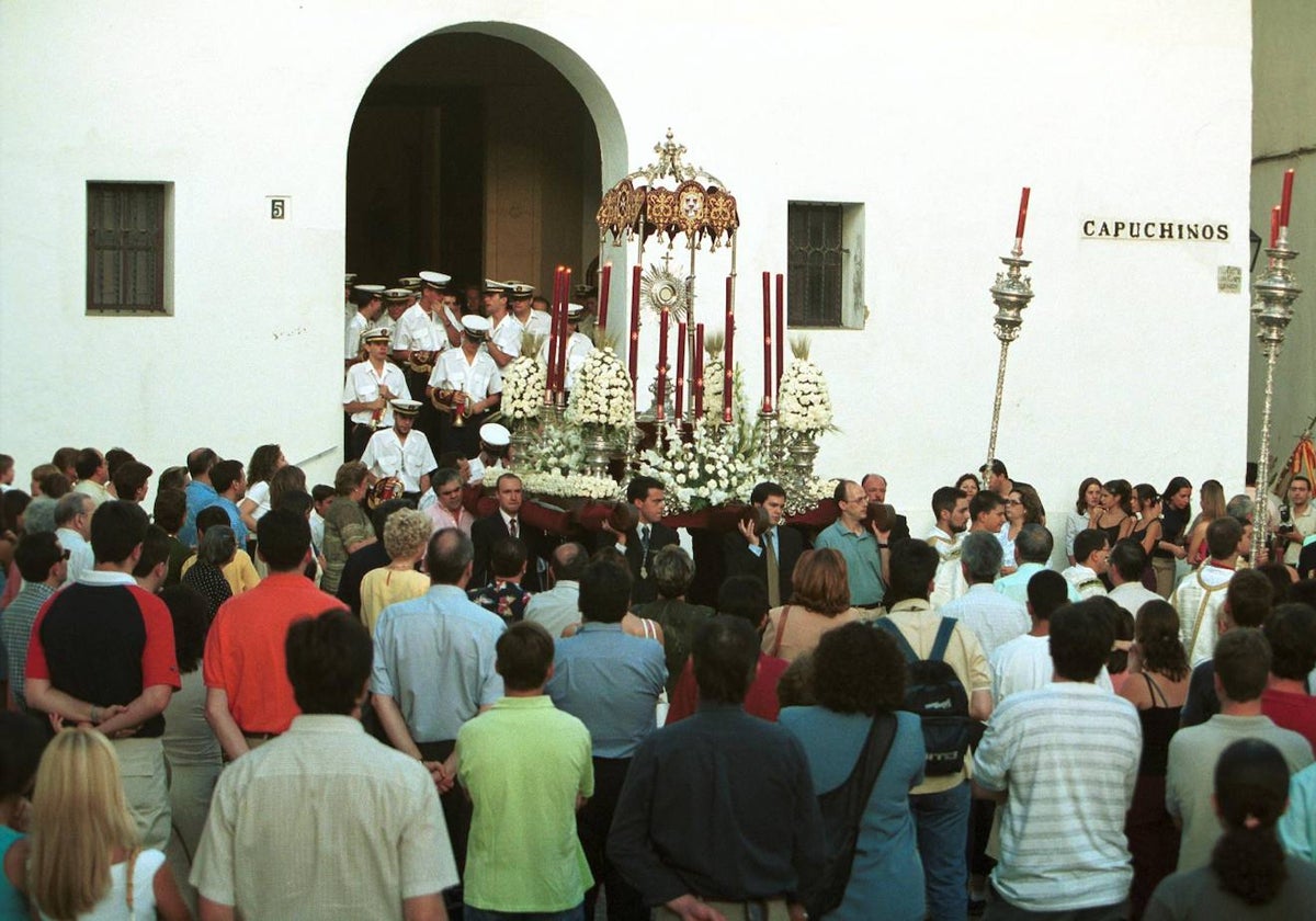 Salida de la procesión del Corpus de la hermandad del Císter, de la iglesia de Capuchinos