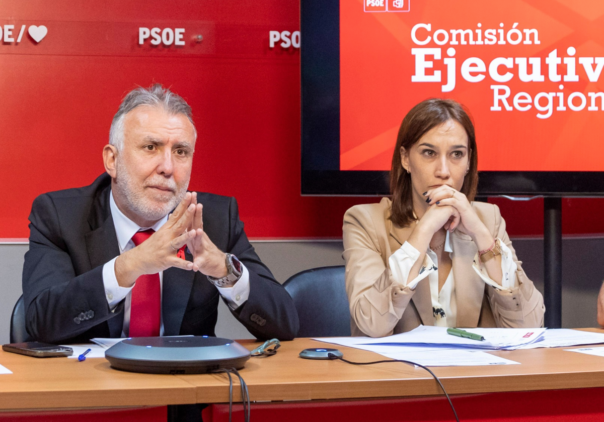 Ángel Víctor Torres y Nira Fierro en la sede del PSOE