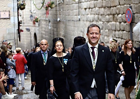 Imagen secundaria 1 - En la imagen superior, Milagros Toledo (Alcaldesa de Toledo) desfila en el Corpus, imagen de la izquierda, el candidato a alcalde de Toledo, Carlos Velézquez. A la derecha, el presidente del PP, Francisco Núñez