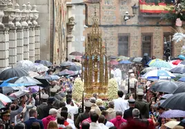 La lluvia no impide la salida de la procesión del colorido Corpus por las calles de Toledo
