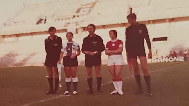 Isi durante un partido en La Rosaleda con la selección española