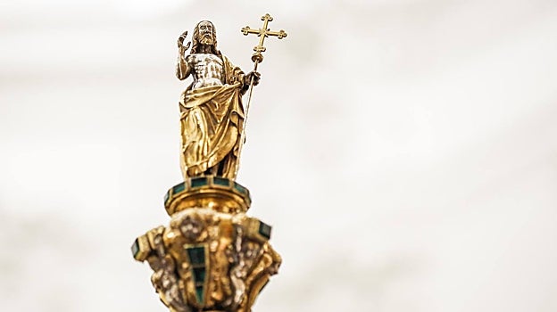 Cristo Resucitado, en la zona superior del la Custodia