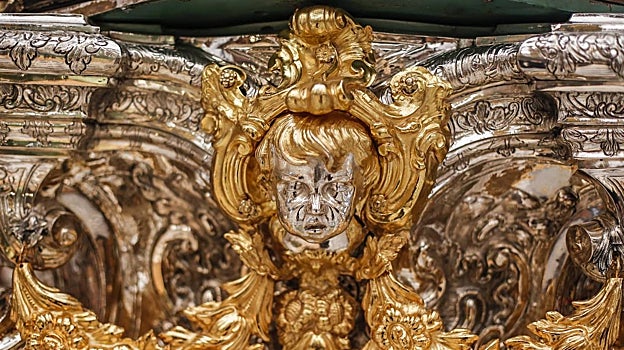 Detalle de la imponente peana barroca, obra de Damián de Castro