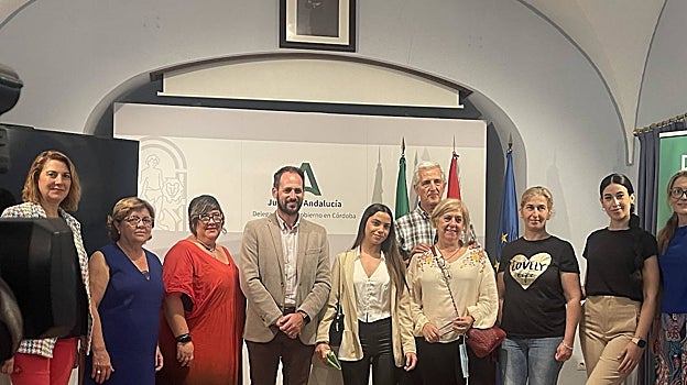 Foto de padres de acogida y responsables de la Delegación de Inclusión Social