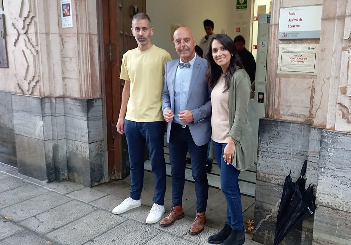 Antonio Hurtado, acompañado por Mamen González y Ángel Ortiz