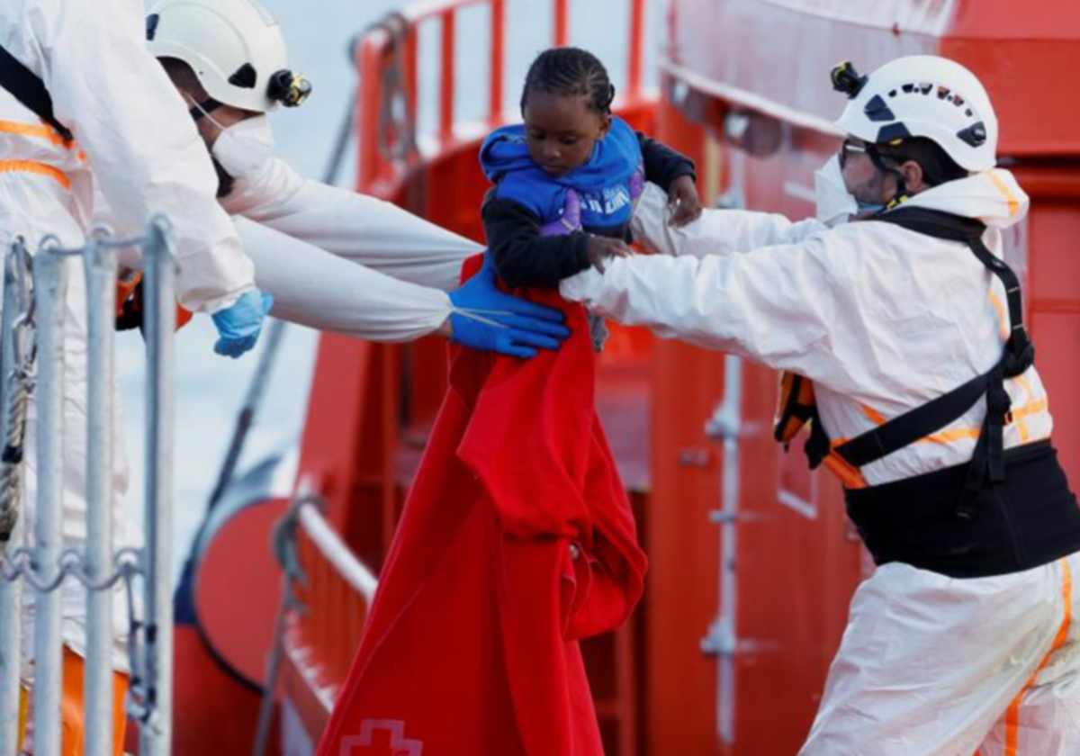 Rescate de un niño migrante en el Muelle de Arguineguín