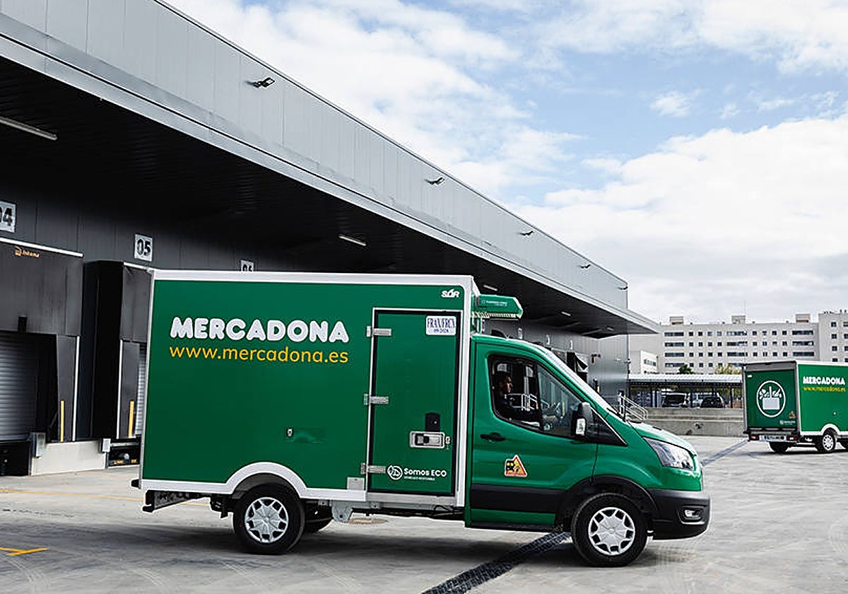 Imagen de varias furgonetas de la flota de reparto de Mercadona