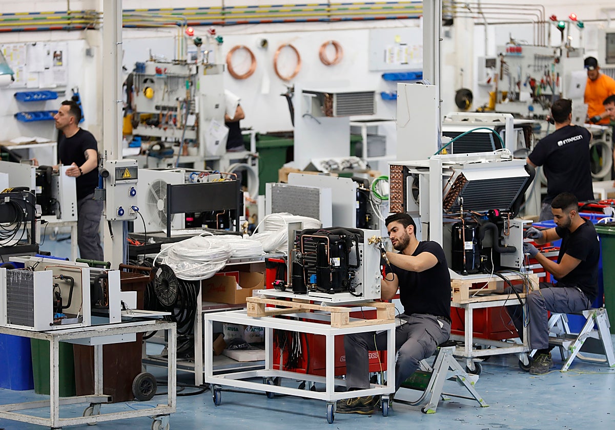 Trabajadores del frío en una empresa de Lucena