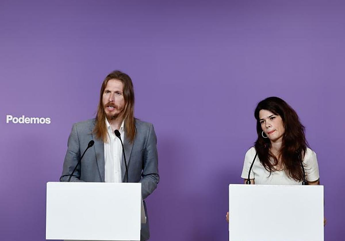 Los portavoces de Unidas Podemos, Pablo Fernández e Isa Serra durante la rueda de prensa