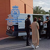 Roban un reloj de oro macizo de 7.000 euros a una anciana con un «abrazo amoroso» en Elche