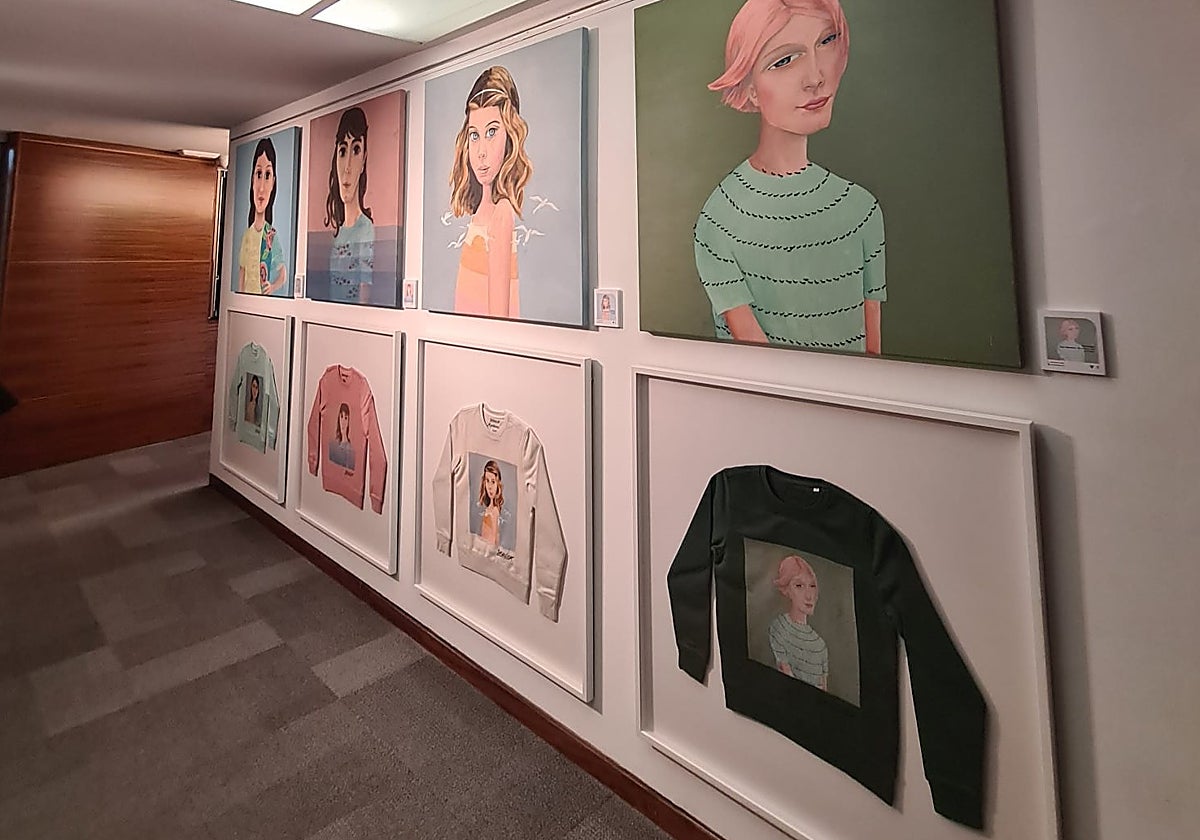 Serigrafías textiles que se pueden usar para vestir, en la exposición de Sómnica Bernabeu expuestas en la Casa Bardin de Alicante