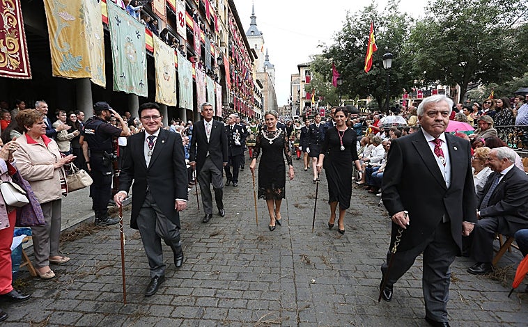 Imagen principal - En la imagen superior, Milagros Toledo (Alcaldesa de Toledo) desfila en el Corpus, imagen de la izquierda, el candidato a alcalde de Toledo, Carlos Velézquez. A la derecha, el presidente del PP, Francisco Núñez