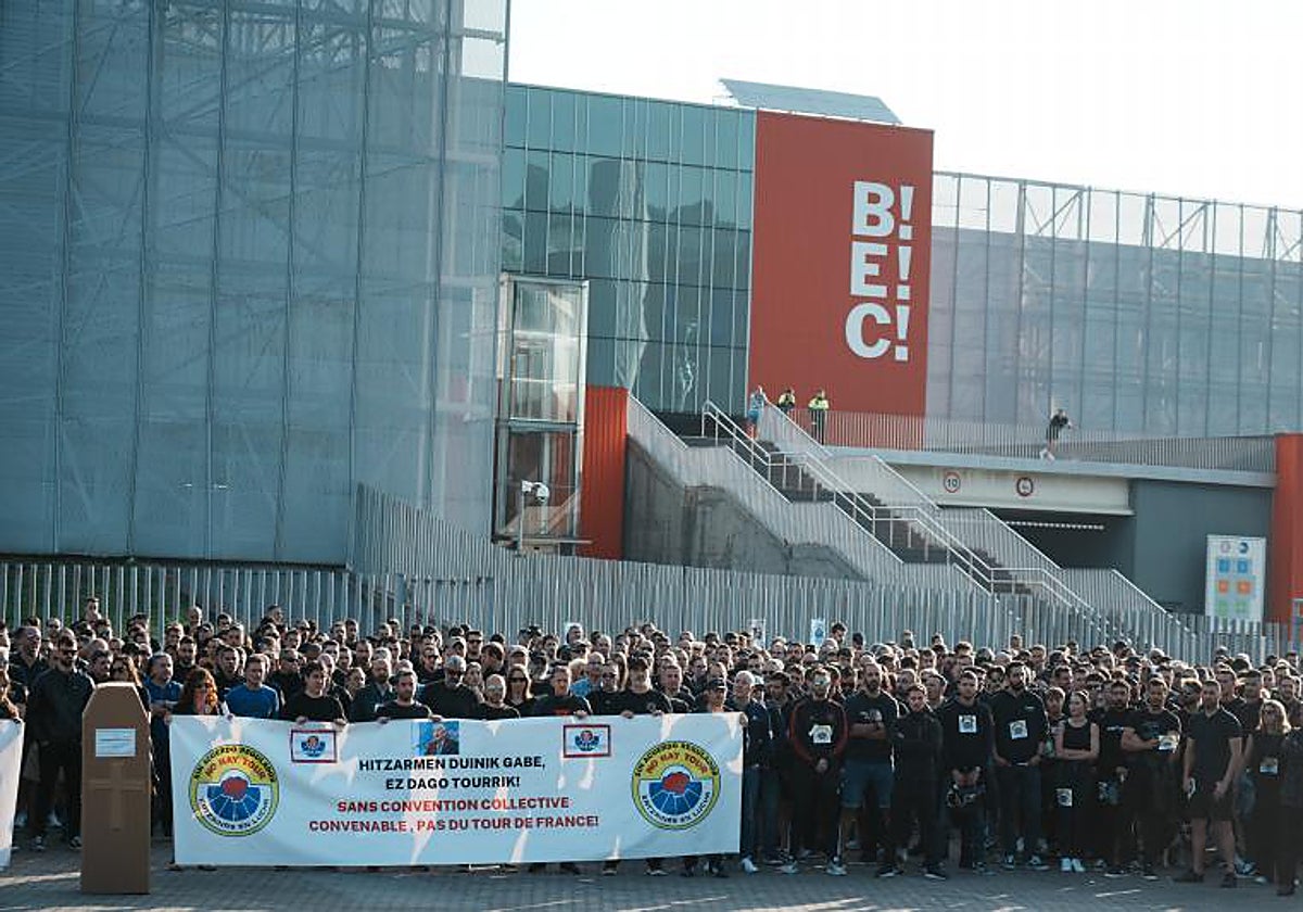 Concentración convocada por la plataforma 'Ertzainas en lucha' ante la entrada de Bilbao Exhibition Centre (BEC) el pasado 3 de junio