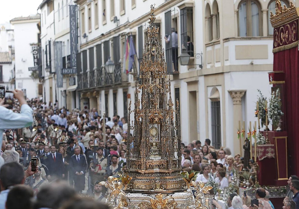 El Santísimo, en la Custodia, durante la procesión del Corpus Christi