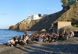 Dos pateristas obligan a unos 130 inmigrantes a tirarse al mar antes de tocar tierra en Almería