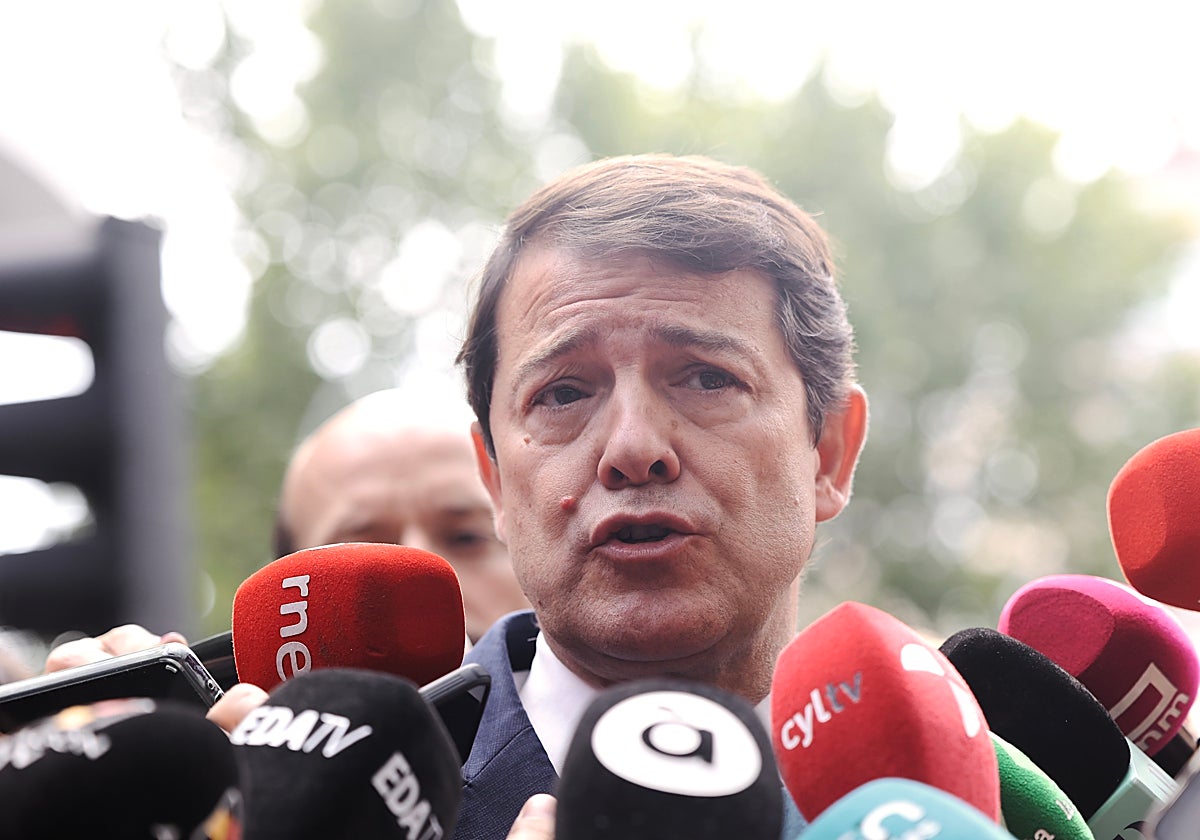 Mañueco atiende a los medios de comunicación en una imagen de archivo