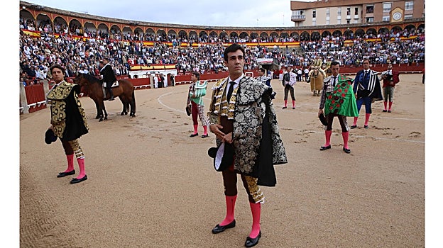 Paseíllo en el coso de Mendigorría, que se llenó pese a la amenaza de tormenta
