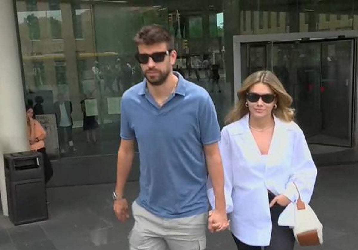 Pique y Clara Chía, saliendo de los juzgados de Barcelona