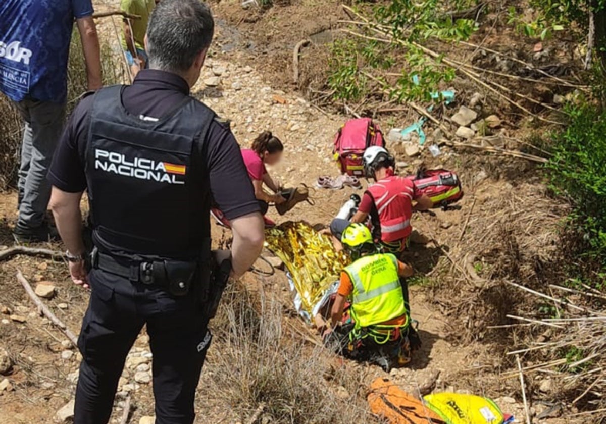 Imagen del rescate de una mujer desaparecida en un barranco de la localidad valenciana de Alzira