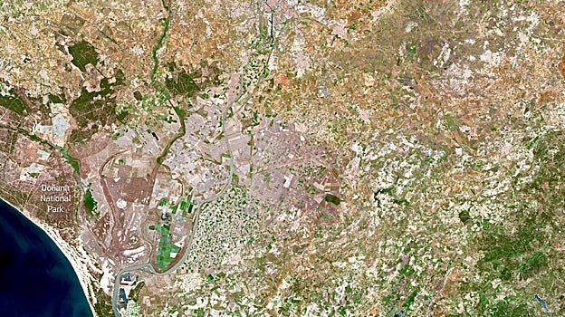 Imagen después - Como se muestra en estas dos imágenes de Copernicus Sentinel-2 adquiridas el 16 de abril de 2022 (arriba) y el 11 de abril de 2023 (abajo), la agricultura en el área ha sufrido daños significativos. Llama la atención la ausencia de vegetación en la imagen de 2023. El impacto de la sequía también se ha extendido al Parque Nacional de Doñana. En la imagen de 2023, los cuerpos de agua permanentes del parque parecen secos, lo que representa una amenaza para la supervivencia de la vida silvestre que depende de estas fuentes de agua