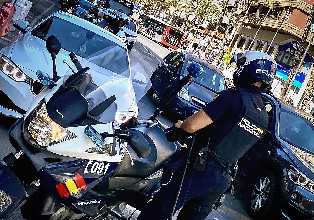 Fotografía de archivo de un agente de la Policía Nacional en Alicante