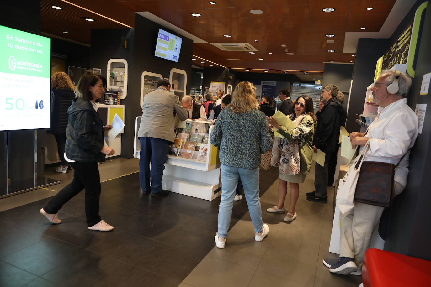 Decenas de personas pidiendo el voto por correo en una oficina postal