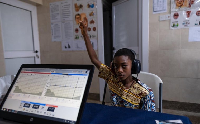 Imagen principal - Trabajo de la ONG con niños sordos en Foso, África