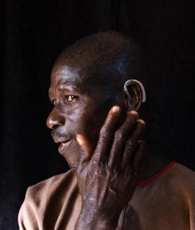 Imagen secundaria 2 - Trabajo de la ONG con niños sordos en Foso, África