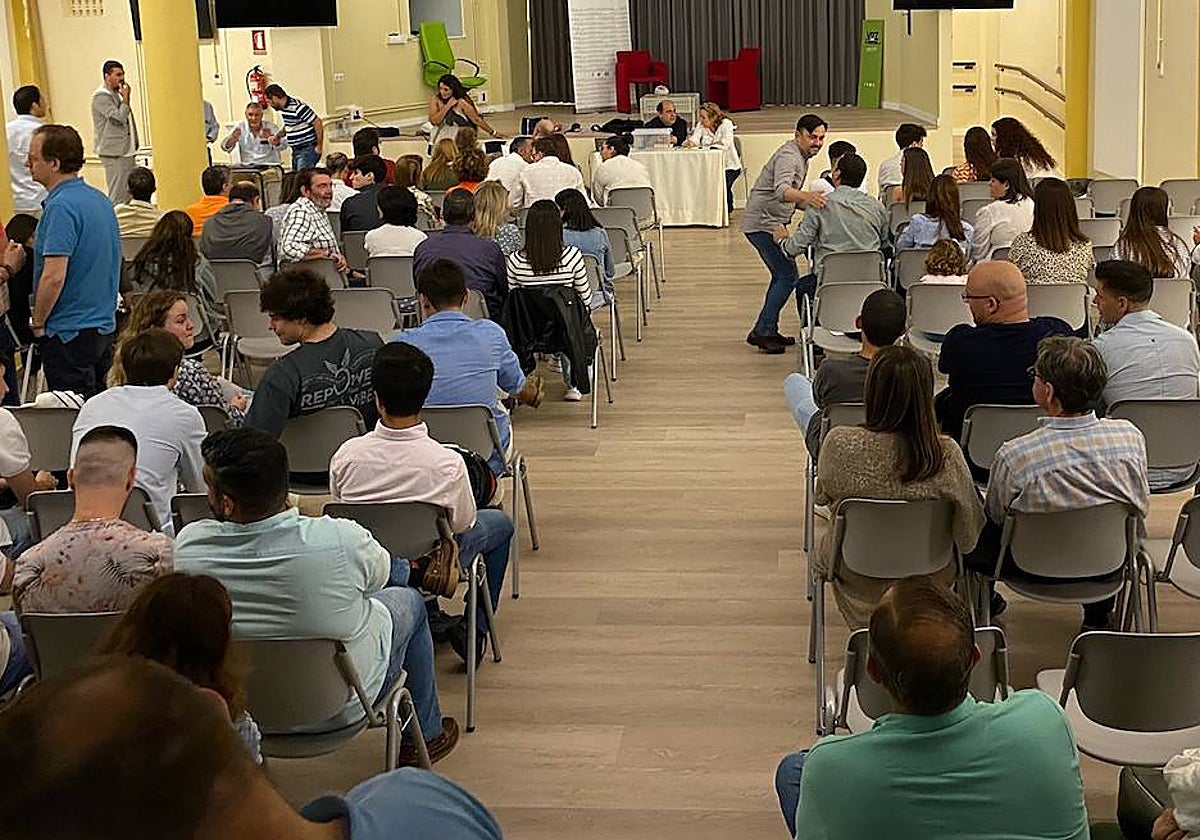 Asistentes al cabildo de elecciones, en el centro parroquial, el viernes