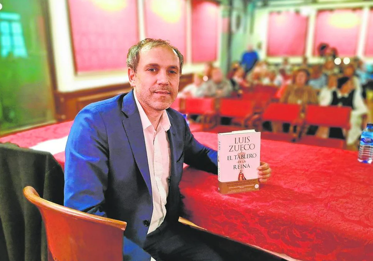 Luis Zueco, en una presentación de 'El tablero de la reina'