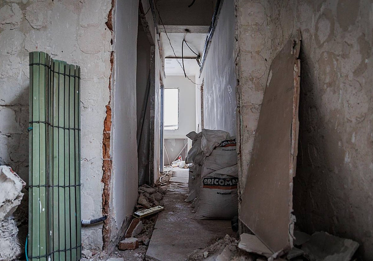 Estado en el que el falso arquitecto dejó una de las viviendas tras la reforma