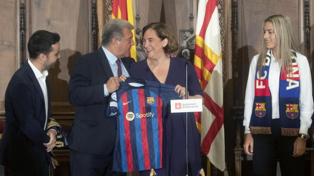 Ada Colau, el domingo pasado, entre Joan Laporta y Alexia Putellas, celebrando la victoria del F. C. Barcelona femenino en la Champions