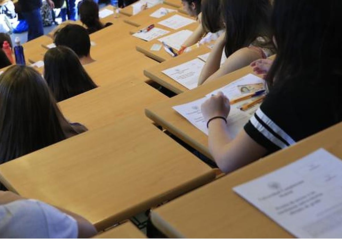 Imagen del aula de una facultad de Córdoba en la que varios alumnos se examinan de la Selectividad