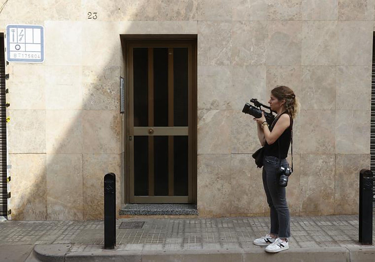 Portal del inmueble donde un hombre de 34 años ha matado a su pareja de 39, ante su hija de dos años