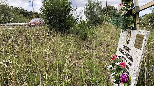 Una lápida dedicada a otro fallecido en el punto del accidente de hoy en Collado Villalba