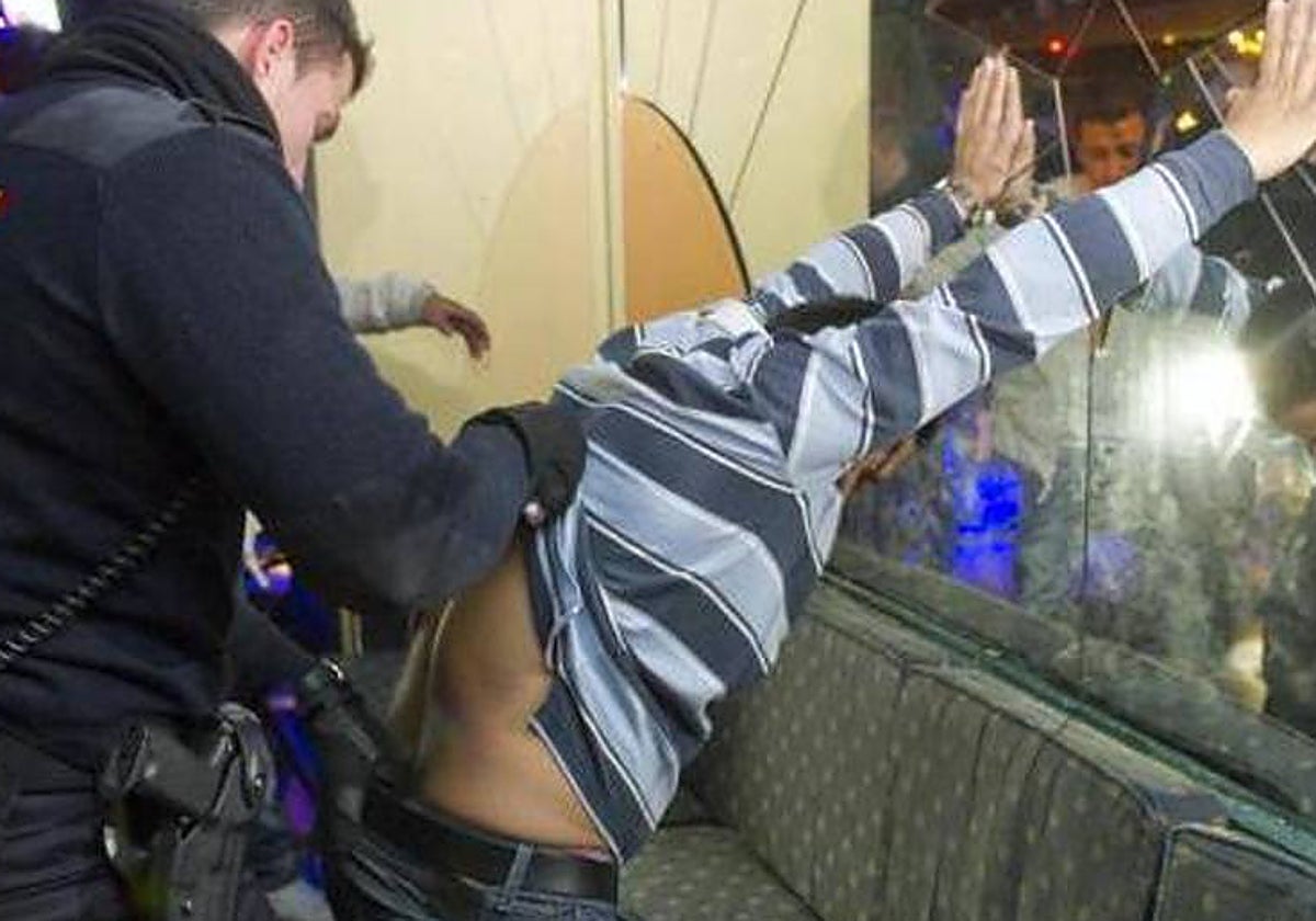 Inspección policial en un local de Tetuán frecuentado por bandas latinas