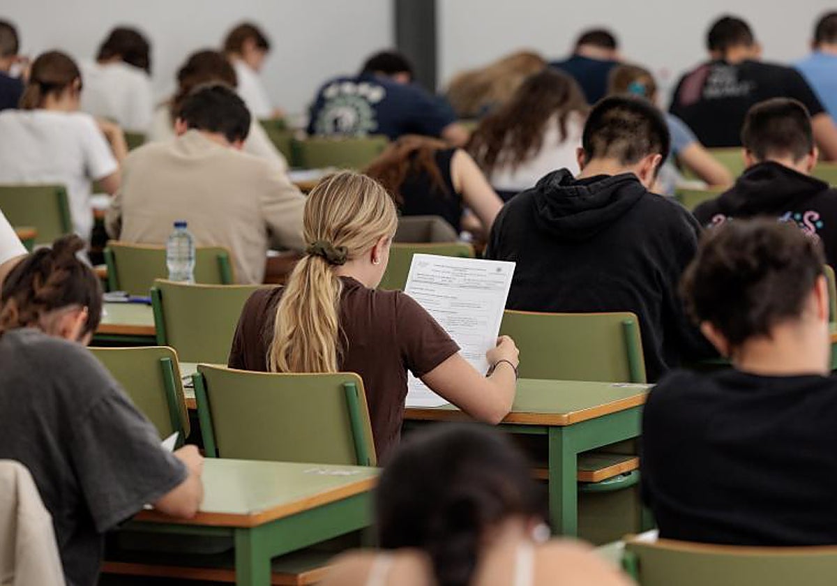 Estudiantes en un examen de la PAU hace unos días en Valencia
