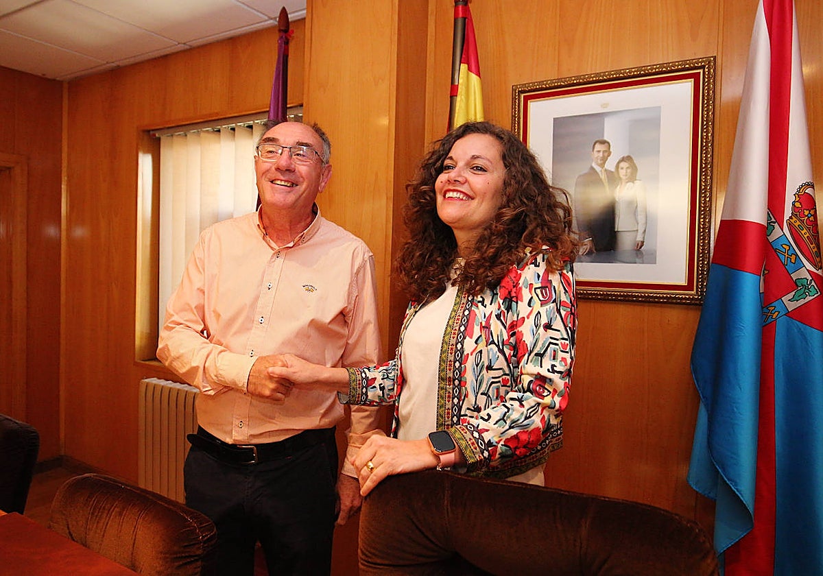 La alcaldesa en funciones de Bembibre (León), Silvia Cao, junto al cabeza de lista de la UPL en la localidad, Sigifredo Benavides, durante su comparecencia para dar a conocer el pacto de gobierno municipal para el próximo mandato