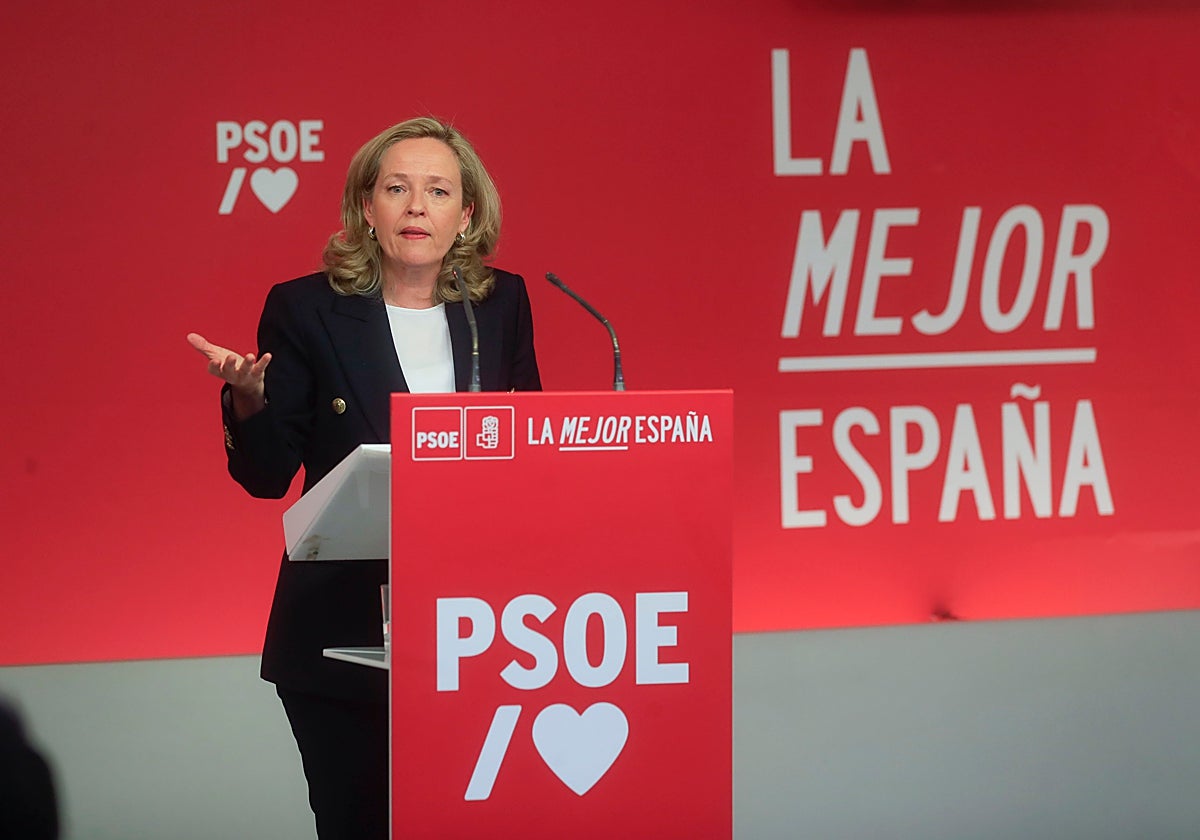 La vicepresidenta primera y ministra de Economía, Nadia Calviño, durante su primera comparecencia, este lunes, en la sede central del PSOE en la calle Ferraz de Madrid