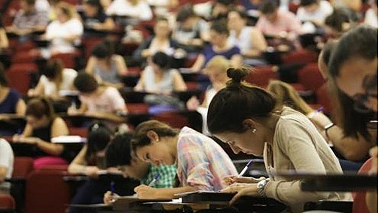 Oposiciones a Secundaria en Andalucía 2023: normas y materiales para las pruebas