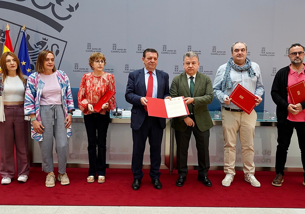 El consejero de la Presidencia, Luis Miguel González Gago, junto a los representantes sindicales tras la firma del acuerdo