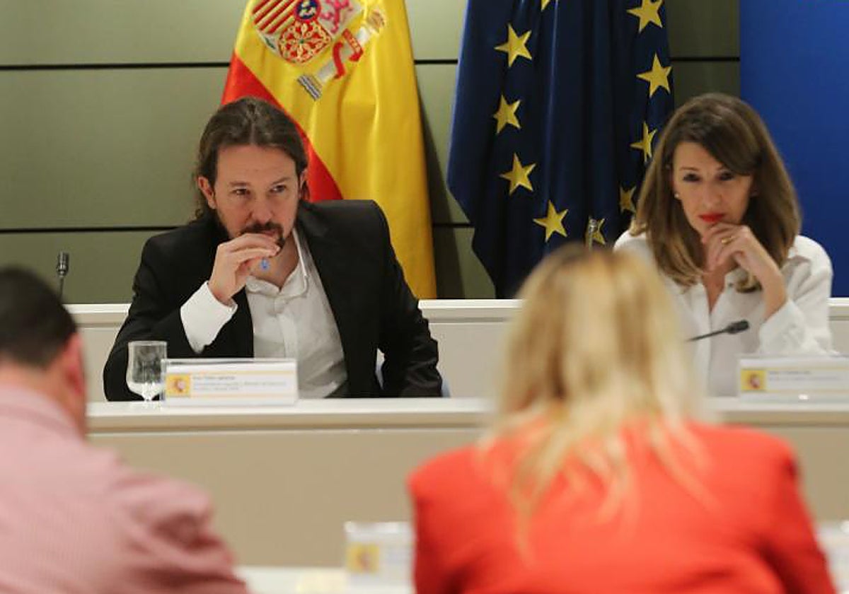 Pablo Iglesias, aún en su cargo de vicepresidente, y Yolanda Díaz en un acto al principio de la actual legislatura